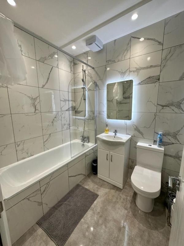 לונדון Stratford Apartment With Balcony מראה חיצוני תמונה